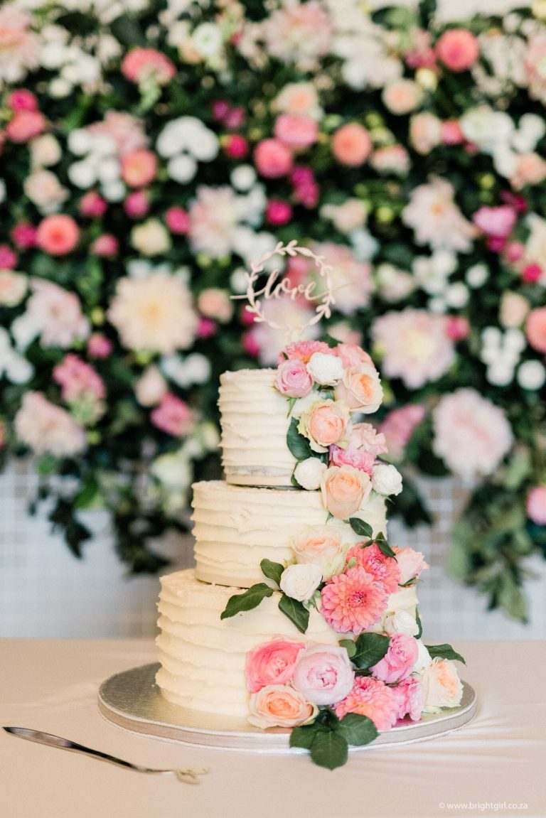 wedding-cake-with-fresh-flowers-and-floral-wall