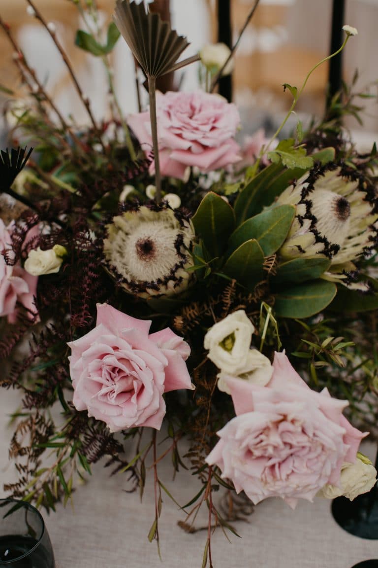 centerpiece-with-roses-and-proteas