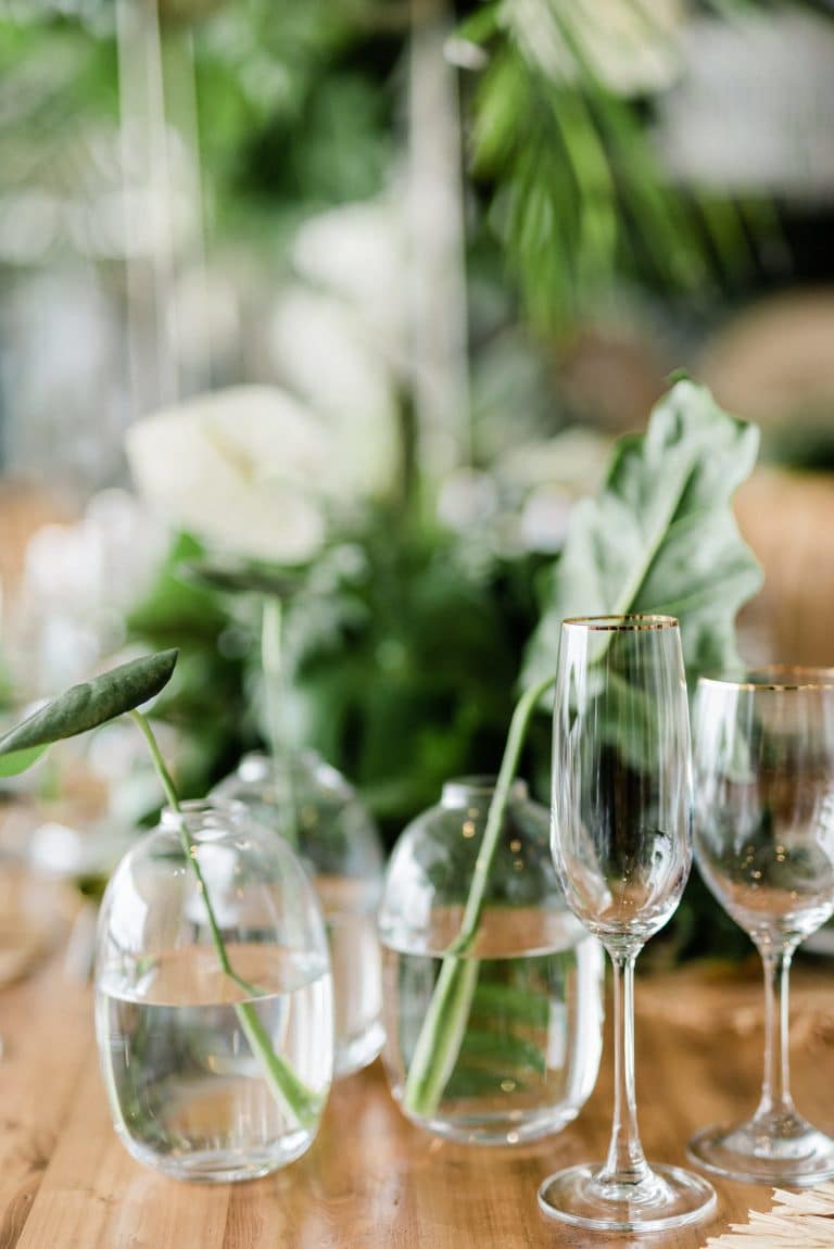 tropical-greenery-in-glass-vases-wedding-décor