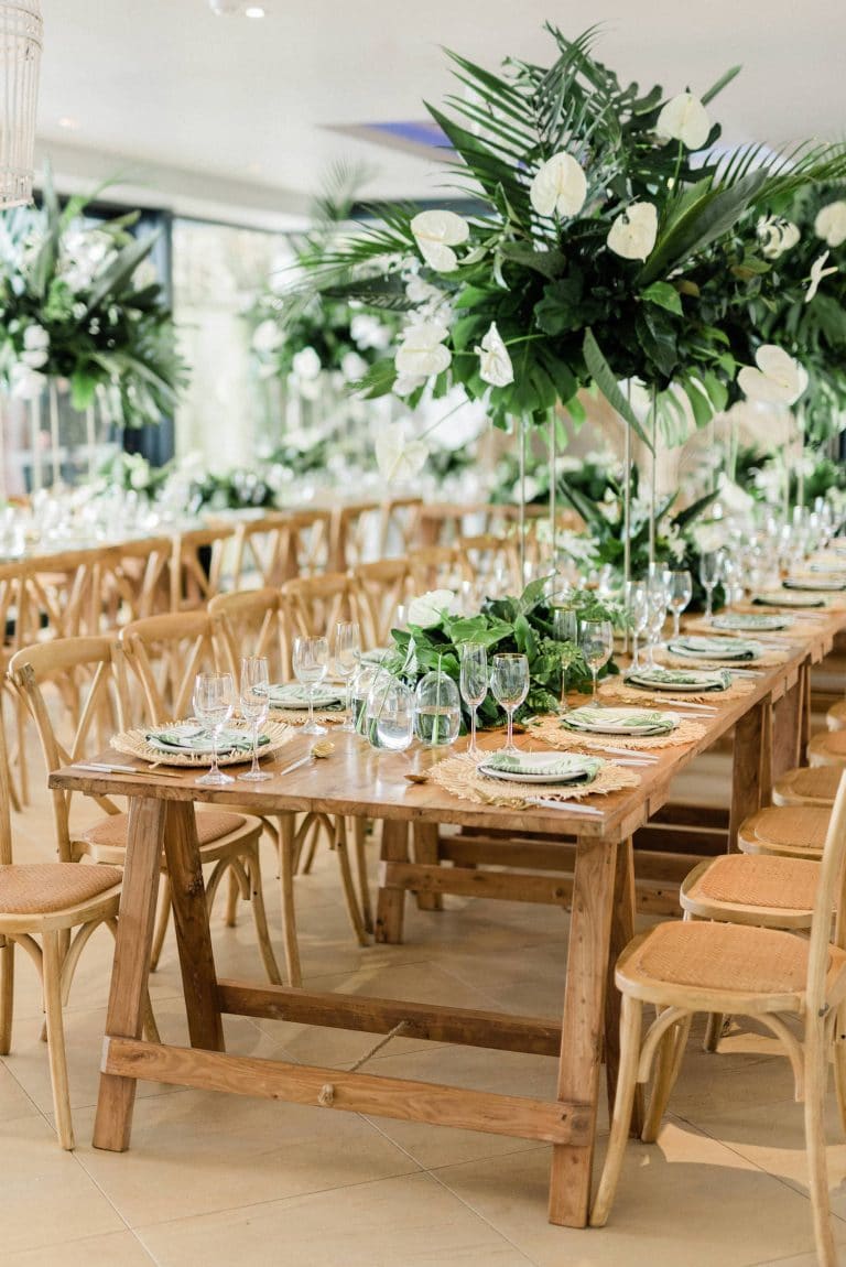 tropical-chic-wedding-reception-décor-with-greenery