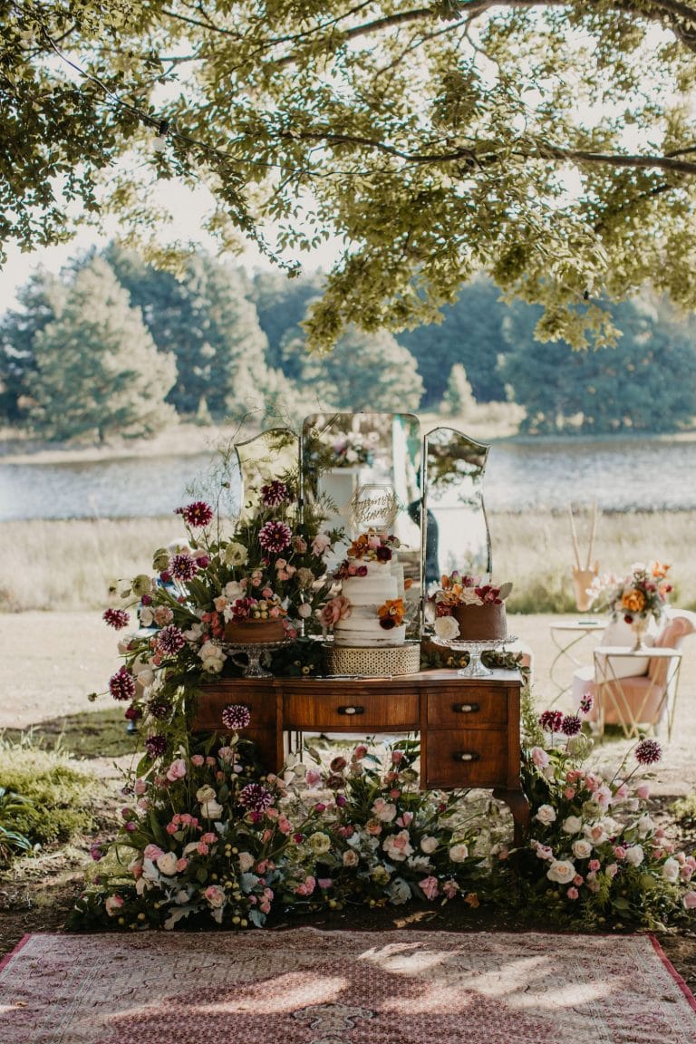 floral-display-for-cake-table