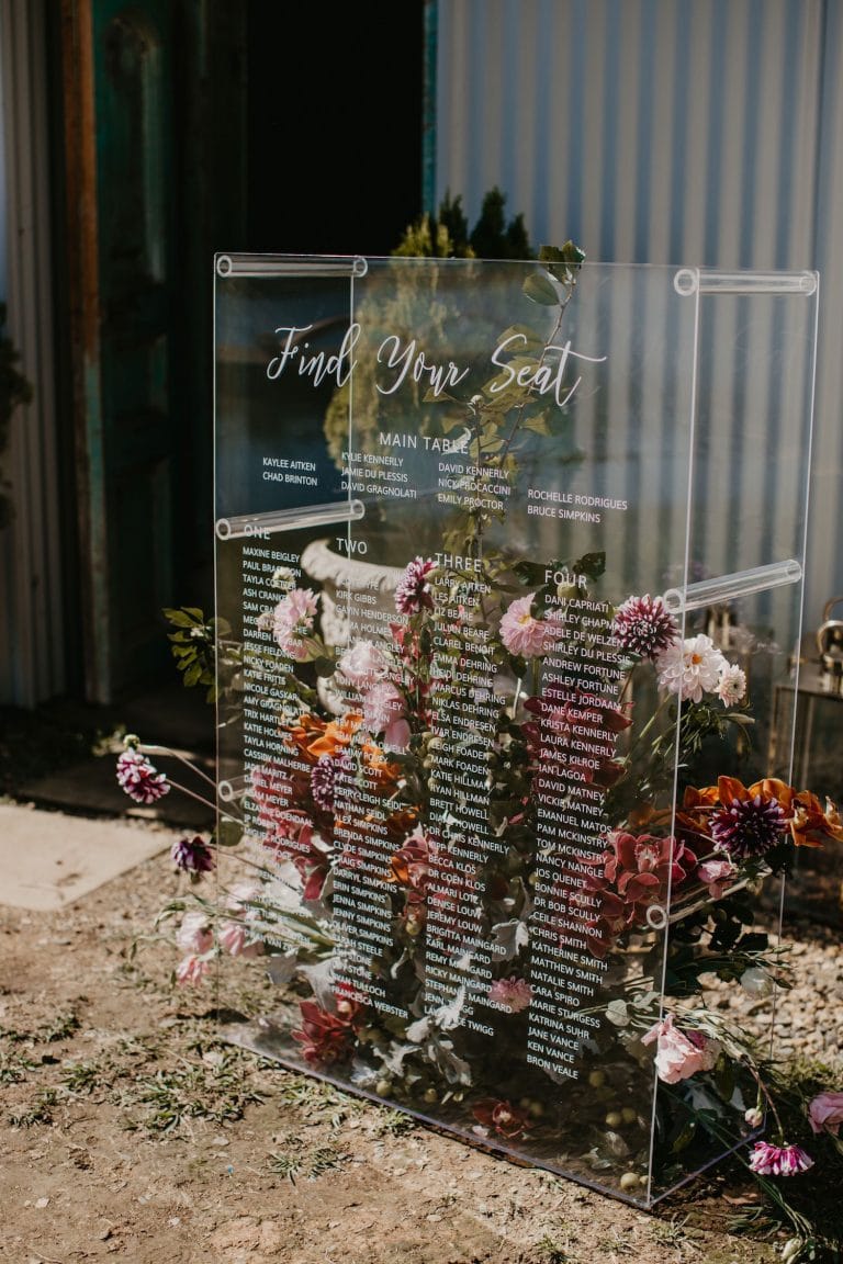 clear-acrylic-table-plan-with-flowers