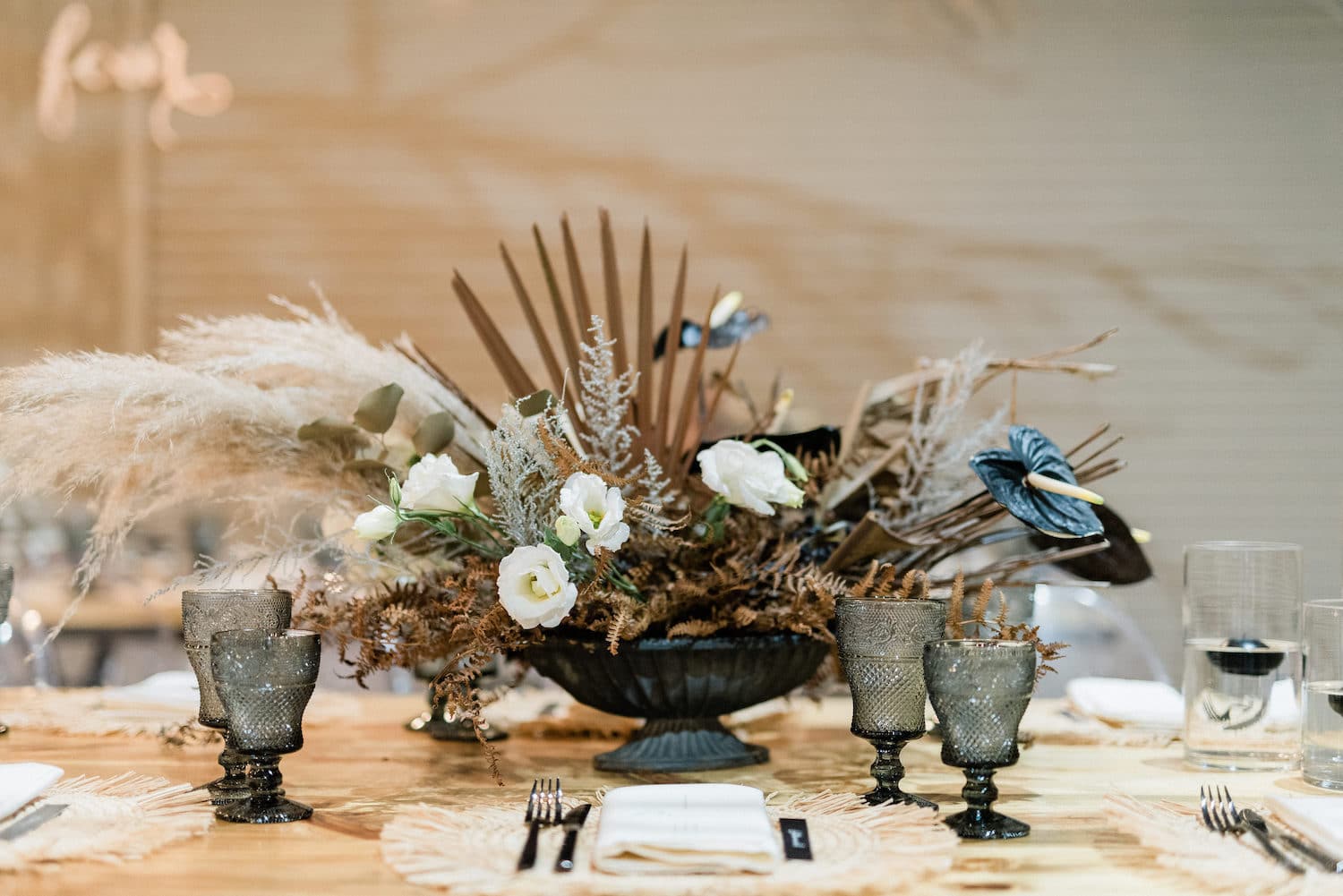 Read more about the article MODERN TROPICAL NEUTRALS WEDDING FEATURED ON RUFFLED
